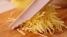 外酥里嫩的土豆丝饼，老少皆宜，很好吃，你也可以做给家人吃！