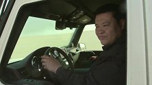 侣行3：罗布泊的地面崎岖，对驾驶技巧要求很高，梁红也举步艰难
