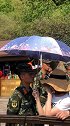 军民鱼水情，感谢这位撑伞的小姐姐，网友给你点赞