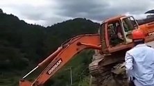 司机不小心把挖掘机开到悬崖边上，挖掘机突然掉下去了。