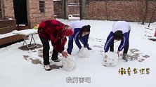 童年：下雪了，黑妞和妈妈一起堆雪人，还怕雪人冷给它带上围脖