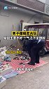 男子摆摊卖古玩，疑因生意不好，一气之下全摔碎。