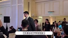 姚明一家三口出席晚宴，14岁姚沁蕾身高超一米九，长相像极爸爸