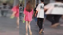 街拍：半袖T恤这么穿，展现你迷人大长腿