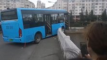 云南大理3车相撞致2人受伤：公交车撞破桥栏 车头悬空险些坠河