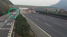 惊险瞬间！小车高速上连续实线变道2次 被半挂车撞成废铁