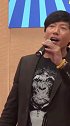 电影里凶神恶煞，退出荧屏，年纪越大乌鸦哥越面善，如今不在不再掀桌子，而且到处商演拿来做慈善，值得点赞张耀扬