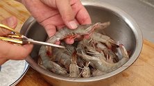 小董在家秘制大虾，不用一滴水，不用一滴油，肉质鲜美，真过瘾