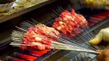 西安回民街的烤肉，一串只要一块二，一把辣子一把孜然，吃美