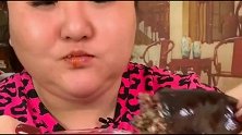 胖姐大口吃米肠，软糯糯滑溜溜，这一口咬的可真不少！