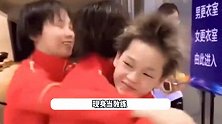 全红婵当教练好有范！和小朋友讲悄悄话，张家齐吃醋拉着她撒娇