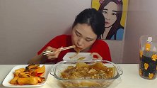 斯文妹子吃宽粉，加了一碟腌菜，吃着津津有味