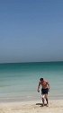 37岁贝尔在海边秀球技八块腹肌