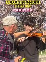 四川成都：公园六旬大爷现场指导小伙摆拍，成片氛围感拉满