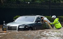 下暴雨时，为何很多车主宁愿车子被淹也不把它开走？答案很现实！