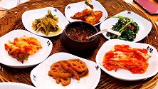 东大门美食街的小吃，荷叶饭和大酱汤米饭，真是口齿留香