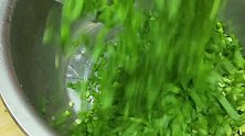 1把韭菜2个鸡蛋，手不沾面做韭菜盒子，馅香鲜绿，出锅抢着吃