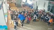 男幼师让孩子自己打自己嘴巴：涉事老师被警方带走