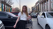 二十岁的女人风华正茂，二十岁的男人穷困潦倒，女人不会一直风华正茂，男人也不会一直穷困潦倒！加油！