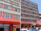南非两幼童趁妈妈外出爬到三楼窗户外 路人和警察共同救援
