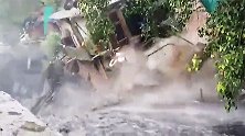 自备漏斗？印度暴雨致地面现巨大深坑 房屋树木瞬间倒入坑内消失