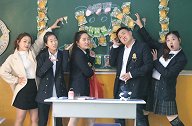 老师让同学们背古诗赢辣条，结果小楠把所有辣条都赢走了，真有趣