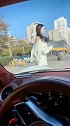 果然漂亮女人都是给有钱人准备的，我们老实人只能看看