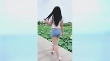 荷花池边偶遇一位漂亮小姐姐，穿搭有范真有气质，太美了