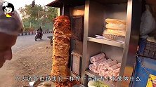 小伙街边卖自制烤饼，用料十足，游客：真不是黑暗料理吗？