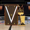【鞋圈儿】LV定制皮箱装杯 JR拿出递给隆指导