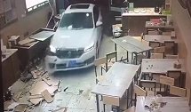 福建一男子驾车两次猛撞小吃店 疑似醉酒已被逮捕