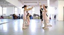 一群小天使跟着舞蹈老师学跳舞，基本功练得都很扎实