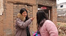 短剧：退伍女兵路边摆摊，被混混找事逼着下跪，一个电话混混下跪