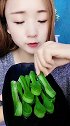 爱吃冰的小姐姐，这次吃勺子状冰块，一口咬下去真过瘾！