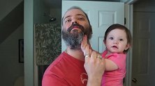 大胡子爸爸偷偷把自己胡子挂掉了，小宝宝看到爸爸，当时就懵圈了