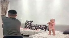 兵哥哥退伍回家看孩子，眼前这一幕真会玩，宝宝也太会配合了