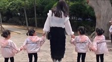 干妈领着四胞胎女儿逛街，路人一步三回头，比开豪车还拉风！