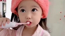 宝宝刷牙时竟问妈妈，为什么我会在镜子里，真是太搞笑了