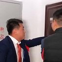被伴郎坑得最惨的新郎，伴郎伴娘成双对，新郎被关在门外