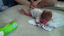 让6天大的宝宝学爬行妈妈你太强人所难了