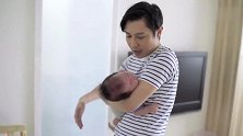 妈妈休假，新手爸爸独自照顾2个月大的宝宝。