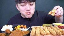 小哥吃酱汁猪排和炸大虾，这吃相很努力，值得点赞