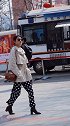 北京街怕：银灰色短风衣搭配黑底白点阔腿裤十分帅气