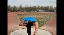 铅球比赛，起跳真标准，看看这惊人的爆发力，我承认我怕了