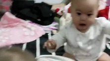 宝宝听着音乐，突然做出这样的动作，简直太逗了！