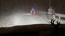 河北保定：暖！雪夜里路人推车艰难前行，司机默默护送5公里