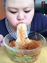 山东胖萝莉狂吃麻辣凉拌龙须面！