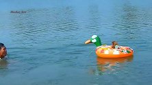 爷爷带小猴到河里游泳，小猴很聪明，坐在充气鸭子上好舒服！
