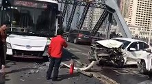 广州海珠桥一小车撞上巴士和小车 系小车越线逆行与大巴迎头相撞