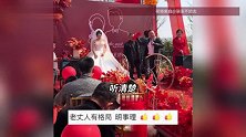婚礼现场新娘爸爸退还18万8彩礼，网友狂赞：这才是真疼女儿